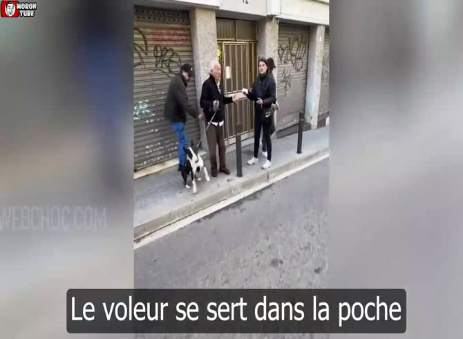 Video :An old guy was robbed by thieves